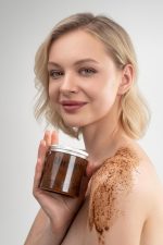 ⁦مقشر الجسم بالكاكاو والقهوة من ذا اكت | مقشر القهوة العربية مع زيت حبوب القهوة لبشرة متألقة وثابتة | علاج مرطب وغني بمضادات الأكسدة للعناية بالبشرة - 300 غرام⁩ - الصورة ⁦3⁩