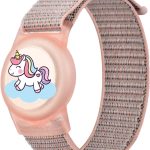 سوار ايرتاج بتصميم كرتوني للاطفال، غطاء واقي لجهاز ابل اير تاج مع سوار معصم من النايلون، مقاوم للماء، سوار ساعة مرن للاطفال الصغار والبنات والاولاد وكبار السن (يونيكورن بينك)