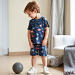 ⁦طقم ملابس صيفية للاولاد مكون من تي شيرت وشورت من زولينوفا، ملابس اطفال اولاد، تصميم الفضاء والديناصورات، 4-7 سنوات⁩ - الصورة ⁦3⁩