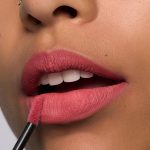 ⁦ايسنس احمر شفاه سائل مات 8 اتش 16⁩ - الصورة ⁦4⁩