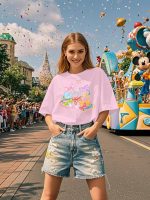 ⁦قميص ماجيك كينجدوم كبير الحجم بتصميم فيونكة لطيفة للنساء، تي شيرت اميرة كلاسيكي كاجوال للعطلات⁩ - الصورة ⁦4⁩