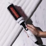 ⁦ستايل برو فرشاة حرارية مع مصابيح LED حمراء وقريبة بالاشعة تحت الحمراء، 58 مصباح ليد ان اي ار + 84 مصباح LED احمر، اسطوانة سيراميك، حرارة قابلة للتعديل، تجعيد خفيف وفرشاة شعر⁩ - الصورة ⁦7⁩
