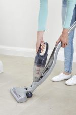 ⁦مكنسة كهربائية لاسلكية 18 فولت 36 واط في الساعة من بلاك اند ديكر 2 في 1 بطارية ليثيوم ايون 2.0 امبير قوة شفط 25 واط، وعاء غبار 500 مل مع اضاءة LED لراس الارض ومقبض قابل للطي SVB520JW-QW⁩ - الصورة ⁦2⁩