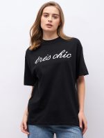⁦Styli Women's Tres Chic Slogan Print Oversized Short Sleeve T-Shirt⁩ - الصورة ⁦3⁩