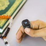 ⁦ايكيبلا خاتم تسبيح ذكري ذكي، للصلاة الاسلامية، تذكير بتوقيت الصلاة، شاشة OLED، عداد للتسبيح، خاتم ذكي، تقنية قابلة للارتداء، مقاوم للماء، رمادي فضائي 20 ملم، Zikr1-20F⁩ - الصورة ⁦3⁩