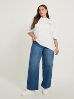 ⁦Styli Women's Plus Size Graphic Print Dropped Shoulder Oversized T-Shirt⁩ - الصورة ⁦4⁩
