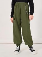 ⁦Styli Girls Solid Cargo Pocket Pants With Chain Detail⁩ - الصورة ⁦2⁩