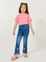⁦Styli Girls 2111403903 Flared Raw Hem Star Applique Jeans⁩ - الصورة ⁦2⁩