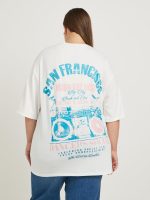 ⁦Styli Women's Plus Size Graphic Print Dropped Shoulder Oversized T-Shirt⁩ - الصورة ⁦6⁩
