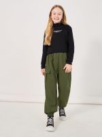 ⁦Styli Girls Solid Cargo Pocket Pants With Chain Detail⁩ - الصورة ⁦3⁩