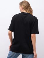 ⁦Styli Women's Tres Chic Slogan Print Oversized Short Sleeve T-Shirt⁩ - الصورة ⁦6⁩