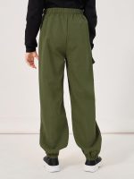 ⁦Styli Girls Solid Cargo Pocket Pants With Chain Detail⁩ - الصورة ⁦5⁩