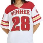 تي شيرت رياضي فضفاض فضفاض بكتف متدلي مطبوع من جونيبيري للنساء/الفتيات، لون احمر