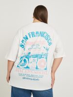 ⁦Styli Women's Plus Size Graphic Print Dropped Shoulder Oversized T-Shirt⁩ - الصورة ⁦2⁩
