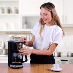⁦اي صباح ماكينة تحضير القهوة، 15 كوب، ماكينة تحضير القهوة القابلة للبرمجة، تشغيل واغلاق تلقائي، وظيفة منع التنقيط، تحكم في قوة المشروب، لوحة تسخين، سهلة التنظيف، 2 لتر/67 اونصة، 1000 واط⁩ - الصورة ⁦2⁩
