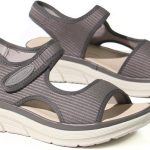 صندل مسطح للنساء من مونامي | حذاء كاجوال مفتوح من الامام بجزء سفلي ناعم للبنات والسيدات | صندل رياضي مريح خفيف الوزن للبنات