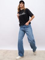 ⁦Styli Women's Tres Chic Slogan Print Oversized Short Sleeve T-Shirt⁩ - الصورة ⁦2⁩