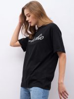 ⁦Styli Women's Tres Chic Slogan Print Oversized Short Sleeve T-Shirt⁩ - الصورة ⁦4⁩