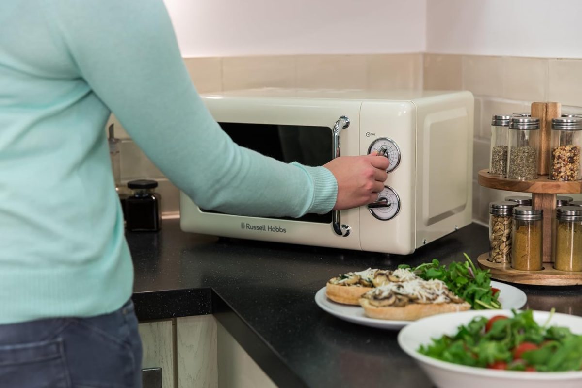 ⁦راسل هوبز ميكروويف يدوي صغير الحجم من ار اتش ار اي تي ام ام 705C سعة 17 لتر 700 واط مع 5 مستويات طاقة ومؤقت واعداد اذابة الثلج وسهل التنظيف⁩ - الصورة ⁦6⁩