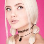 ⁦طقم عقد وشوكر 24 قطعة من زانكولاس - اكسسوارات التسعينيات للنساء والفتيات المراهقات والاطفال - حلية زهور قوس قزح متعددة الالوان قابلة للتمدد - فكرة هدية بنمط الصيف⁩ - الصورة ⁦2⁩