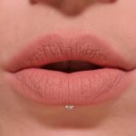 ⁦احمر شفاه سائل غير لامع اير بلور من ريفوليوشن - لون شفاه يدوم طويلا - نباتي ولم يتم اختباره على الحيوانات - سيرين براون نود - 3.5 مل⁩ - الصورة ⁦5⁩