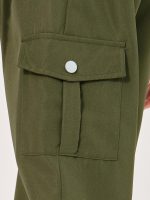 ⁦Styli Girls Solid Cargo Pocket Pants With Chain Detail⁩ - الصورة ⁦4⁩