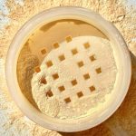 ⁦بودرة تثبيت عالية الدقة سوبر مات من ريفوليوشن ريلوف، 7 غرام، موز، اصفر، عبوة من قطعة واحدة⁩ - الصورة ⁦3⁩
