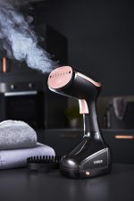 ⁦تاور مكواة بخار عمودية محمولة باليد للملابس T22014RGB محمولة / للسفر، بخار مستمر لمدة 5 دقائق، خزان مياه 200 مل، اسود وذهبي وردي، 1000 واط⁩ - الصورة ⁦3⁩