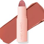 ويت ان وايلد احمر شفاه ريتش ساتان من ميجا لاست، لون كريمي غني بلمسة نهائية من الساتان، غني بفيتامين E وزيت الارغان المرطب، خفيف الوزن، ناعم كالحرير، نباتي ولم يتم اختباره على الحيوانات - لون هاش ليل