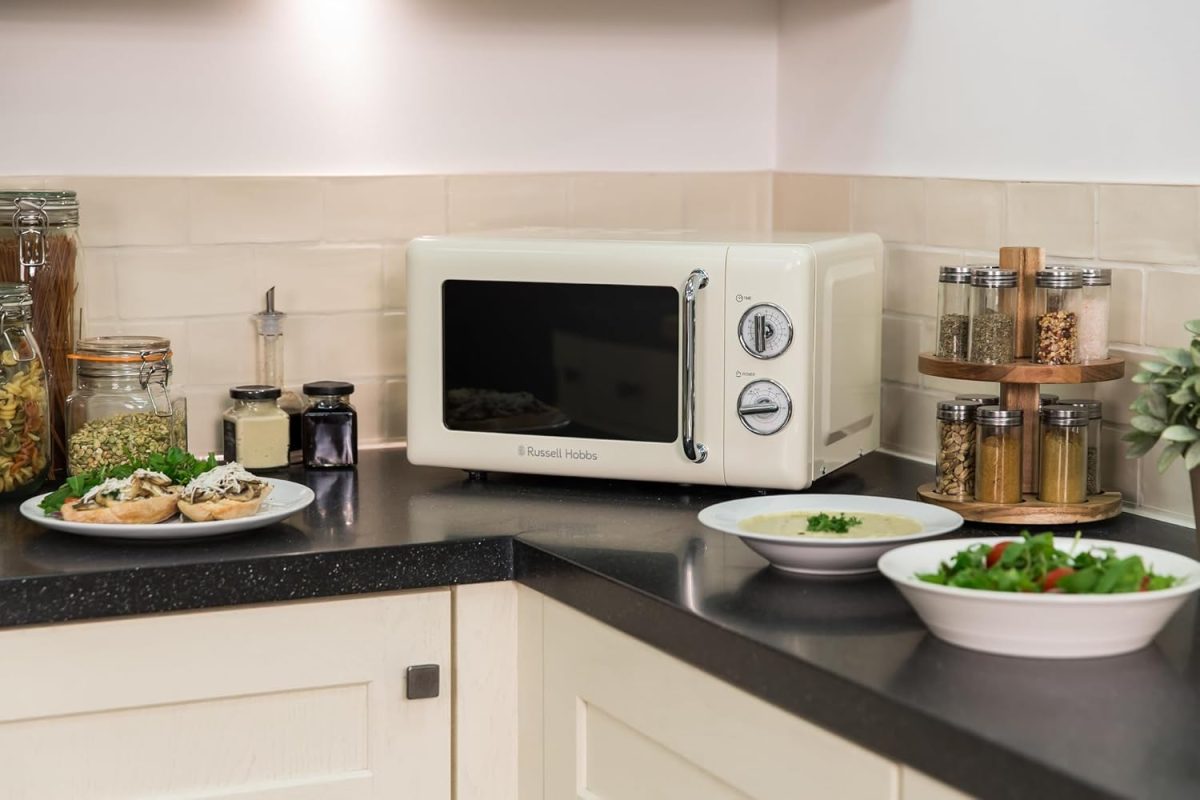 ⁦راسل هوبز ميكروويف يدوي صغير الحجم من ار اتش ار اي تي ام ام 705C سعة 17 لتر 700 واط مع 5 مستويات طاقة ومؤقت واعداد اذابة الثلج وسهل التنظيف⁩ - الصورة ⁦5⁩