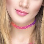 ⁦طقم عقد وشوكر 24 قطعة من زانكولاس - اكسسوارات التسعينيات للنساء والفتيات المراهقات والاطفال - حلية زهور قوس قزح متعددة الالوان قابلة للتمدد - فكرة هدية بنمط الصيف⁩ - الصورة ⁦3⁩