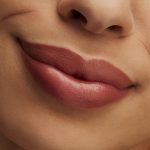 ⁦ماك احمر شفاه هاج مي من لاستر، لون بينك محايد⁩ - الصورة ⁦2⁩