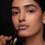 ⁦ريني احمر شفاه مات للغاية - سوفت ساند بلون كثيف يدوم طويلا وخفيف الوزن بتركيبة سهلة الانزلاق مع لمسة نهائية مخملية مناسبة لجميع المناسبات ومثالية للهدايا⁩ - الصورة ⁦4⁩