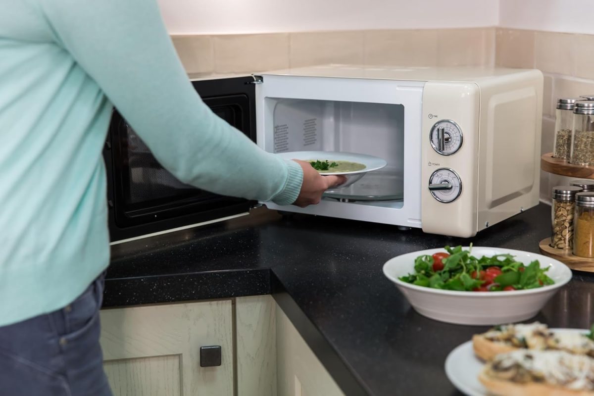 ⁦راسل هوبز ميكروويف يدوي صغير الحجم من ار اتش ار اي تي ام ام 705C سعة 17 لتر 700 واط مع 5 مستويات طاقة ومؤقت واعداد اذابة الثلج وسهل التنظيف⁩ - الصورة ⁦7⁩