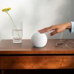 ⁦ايكو دوت (الجيل الخامس) | مكبر صوت بلوتوث ذكي مع صوت نابض بالحياة واليكس | استخدم صوتك للتحكم في الاجهزة المنزلية الذكية وتشغيل الموسيقى او القرآن وغيرها (يتحدث الانجليزية والخليجي) | ابيض⁩ - الصورة ⁦4⁩