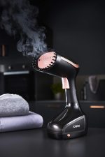 ⁦تاور مكواة بخار عمودية محمولة باليد للملابس T22014RGB محمولة / للسفر، بخار مستمر لمدة 5 دقائق، خزان مياه 200 مل، اسود وذهبي وردي، 1000 واط⁩ - الصورة ⁦2⁩
