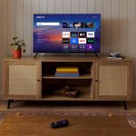 ⁦روكو تلفزيون ذكي 2025 - سلسلة مختارة 32 بوصة، تلفزيون 1080p FHD - تلفزيون روكو مع جهاز تحكم عن بعد صوتي - تلفزيون LED بشاشة مسطحة مع واي فاي لبث الأخبار المحلية المباشرة والرياضة والترفيه العائلي⁩ - الصورة ⁦9⁩