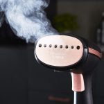 ⁦تاور مكواة بخار عمودية محمولة باليد للملابس T22014RGB محمولة / للسفر، بخار مستمر لمدة 5 دقائق، خزان مياه 200 مل، اسود وذهبي وردي، 1000 واط⁩ - الصورة ⁦7⁩