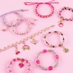 ⁦ميك ات ريل مجموعة مجوهرات جلامور - صندوق مجوهرات ومجموعة اساور الصداقة مع خرز وسلاسل ودلايات للبنات والمراهقين - للاعمار من 8 سنوات فما فوق⁩ - الصورة ⁦8⁩