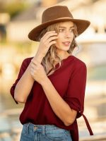 ⁦بلوزة كاجوال بقبة V واساور اكمام عريضة من روز وير مناسبة للعمل⁩ - الصورة ⁦4⁩