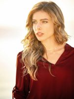 ⁦بلوزة كاجوال بقبة V واساور اكمام عريضة من روز وير مناسبة للعمل⁩ - الصورة ⁦3⁩