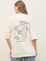 ⁦Styli Women's Croissants Graphic Print Dropped Shoulder Oversized T-Shirt⁩ - الصورة ⁦6⁩