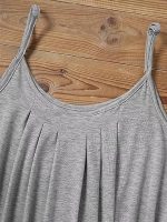 ⁦توب نسائي صيفي سادة بكسرات وحمالات رفيعة كاجوال بدون اكمام بتصميم عصري⁩ - الصورة ⁦4⁩