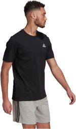 تيشيرت اسنشيالز مطرز بشعار صغير للرجال