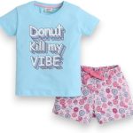 طقم بيجامة مكون من تيشرت وشورت مطبوع للبنات الصغيرات من فيكتور اند جين، SS24GPJST222