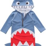 بدلة سباحة للاطفال الاولاد من قطعة واحدة للحماية من الطفح الجلدي، بدلة سباحة بسحاب مع قبعة لركوب الامواج بعامل حماية من الاشعة فوق البنفسجية 50+