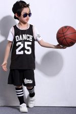 ⁦طقم توب بدون اكمام وشورت للاولاد مكون من قطعتين، زي هيب هوب لرقص الشارع وكرة السلة⁩ - الصورة ⁦4⁩