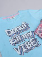 ⁦طقم بيجامة مكون من تيشرت وشورت مطبوع للبنات الصغيرات من فيكتور اند جين، SS24GPJST222⁩ - الصورة ⁦2⁩