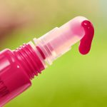 ⁦ايسنس ملمع شفاه هابي ببتيد من سو شيري، رقم 01، احمر مرطب، لامع، منعش ومشرق، نباتي، خالٍ من البارابين، بدون جزيئات بلاستيكية، خالي من الجسيمات النانوية، عبوة من 10 مل⁩ - الصورة ⁦3⁩