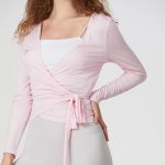 ⁦بلوزة نسائية من سيوفا باكمام طويلة وتصميم كاجوال بقصة ضيقة ورباط رقبة V عميقة للتمارين الرياضية والبيلاتس والباليه واليوغا وصالة الالعاب الرياضية⁩ - الصورة ⁦6⁩